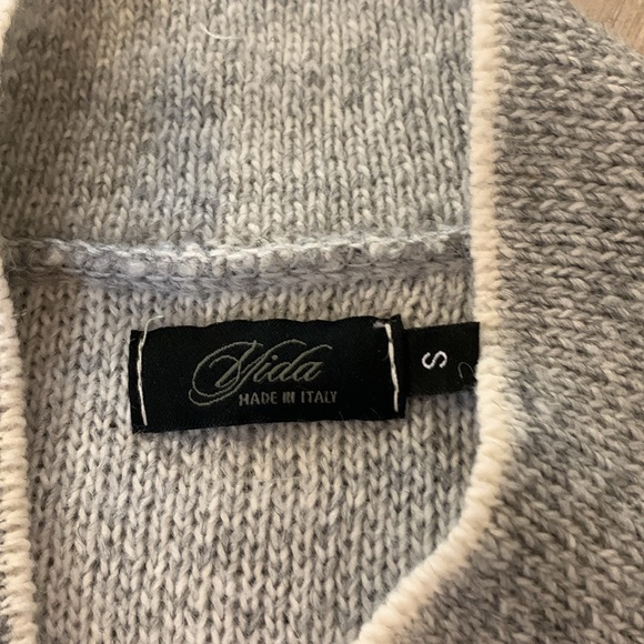 Size small cardigan with a blazer look. Made in 🇮🇹 - Picture 2 of 4